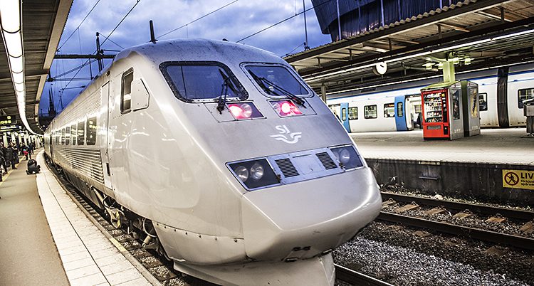 Ett tåg på en station.