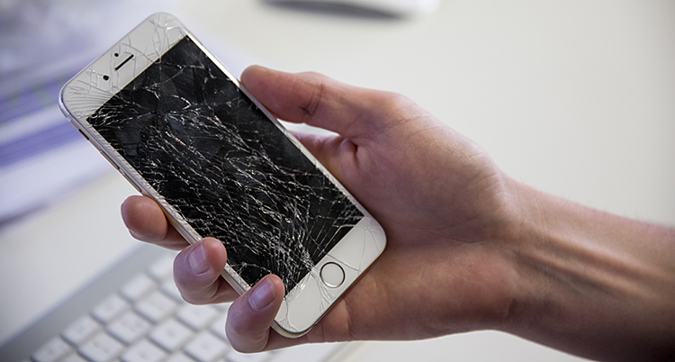 En telefon av märket iPhone med trasig skärm