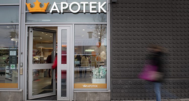 Dörren står öppen till ett apotek med en krona som symbol
