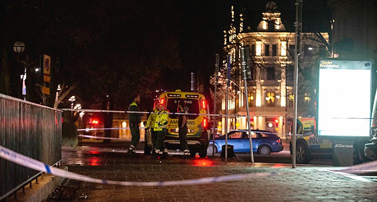 Det är natt i Norrköping. Bilden är tagen utanför en nattklubb. På gatan har poliser spärrat av. Det syns en ambulans och vid bilen står ambulanspersonal. Det syns också en polisbil.