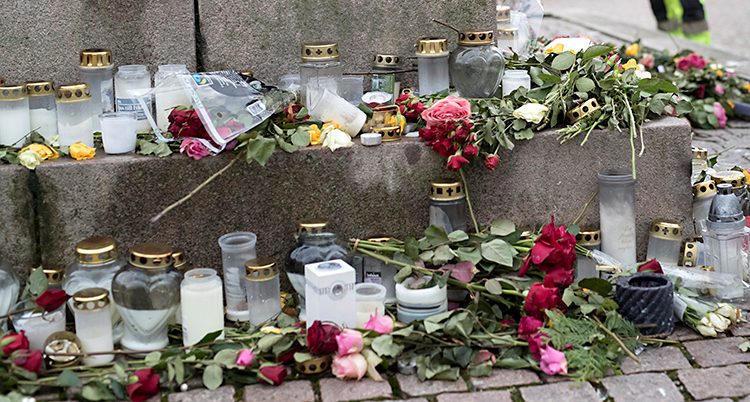 Bilden är tagen utomhus i staden Uddevalla. På en trappa av sten finns en stor mängd blommor och ljuslyktor.