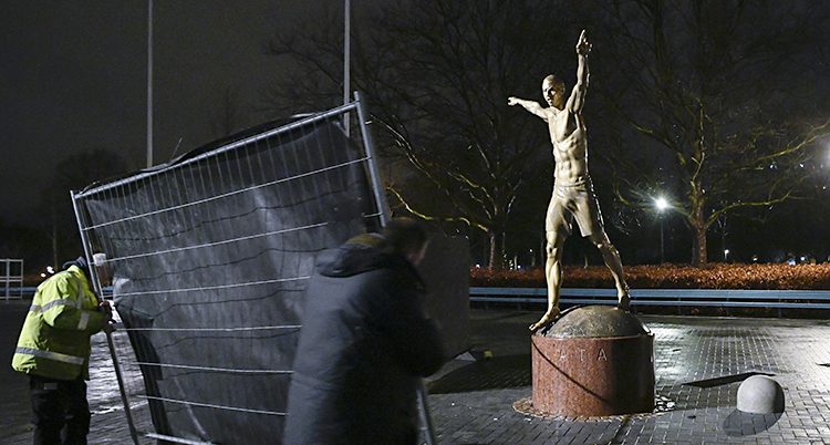 Ett staket sätts ner framför statyn.