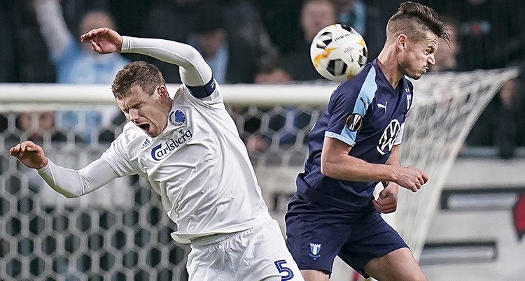 Två spelare hoppar men verkar missa bollen.