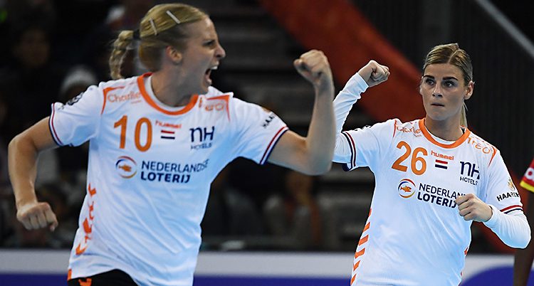 Två spelare håller upp varsin knuten näve efter ett mål