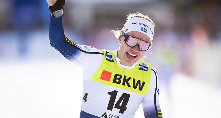 Linn ler och höjer ena armen.