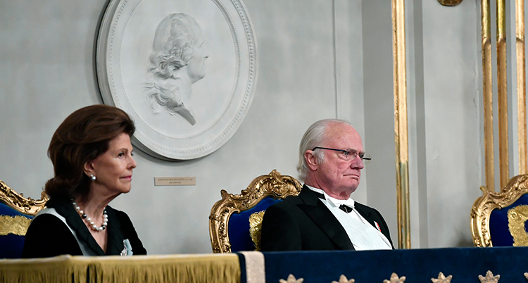 Drottning Silvia och kung Carl Gustaf sitter i Börshuset i Gamla Stan, Stockholm.