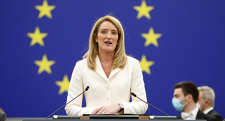 Hon står och håller ett tal i EUs riksdag.