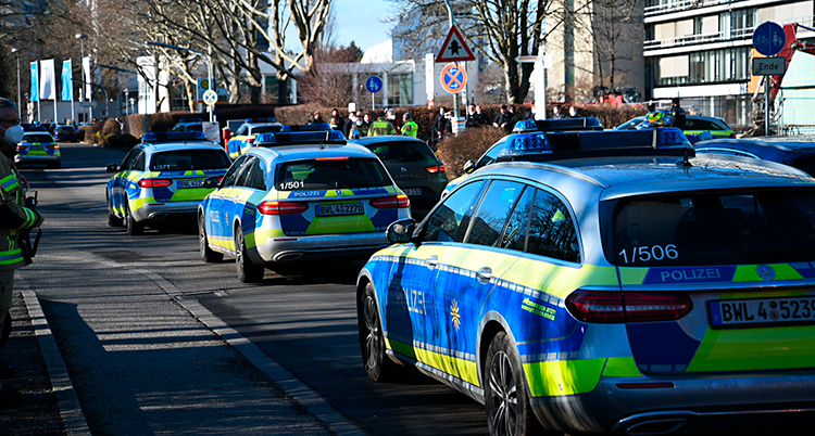 Flera polisbilar står på en gata.