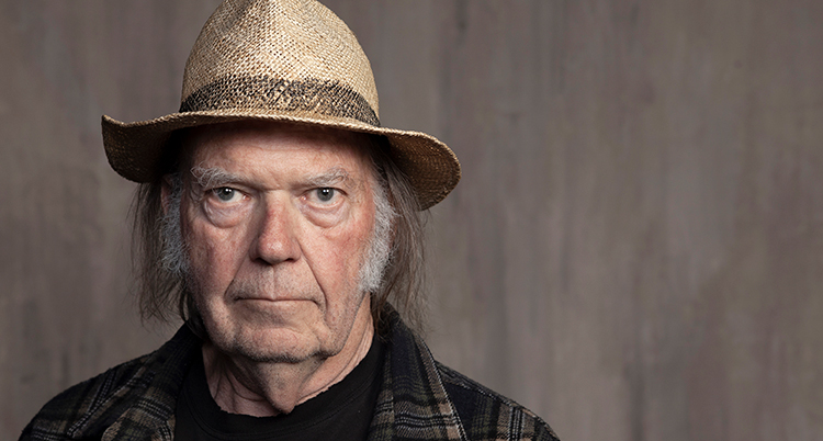 Artisten Neil Young tittar in i kameran.