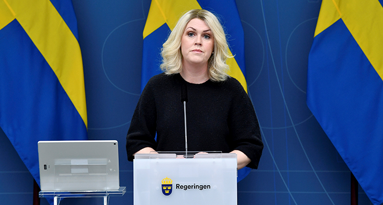 Sveriges socialminister Lena Hallengren på en pressträff.