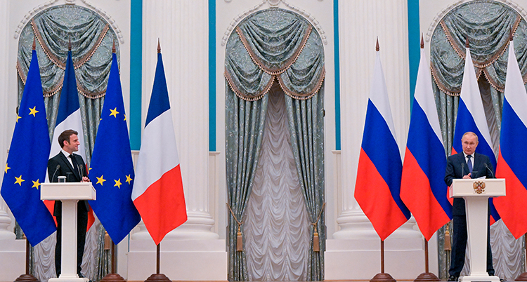 De båda ledarna fotade på långt avstånd stående långt ifrån varandra vid varsin pulpet. Bakom dem finns EUs, Frankrikes och Rysslands flaggor.