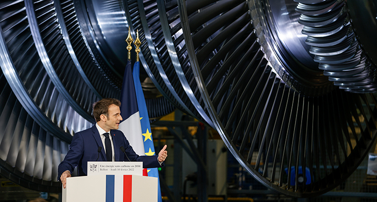 Frankrikes president Emmanuel Macron står i en talarstol och håller ett tal.