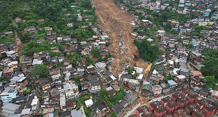 Förstörda vägar och hus i området Petrópolis.