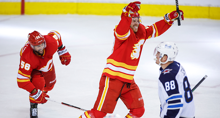 Calgarys Elias Lindholm firar sitt mål mot Winnipeg i ishockey.