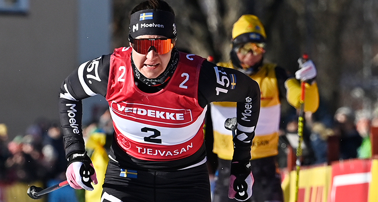 Britta Johansson Norgren på skidorna.