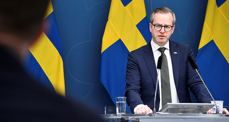 Ministern Mikael Damberg har presskonferens.