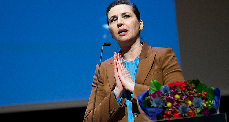 Mette Frederiksen håller ihop händerna och ser ledsen ut. Fotot är från ett annat tillfälle.