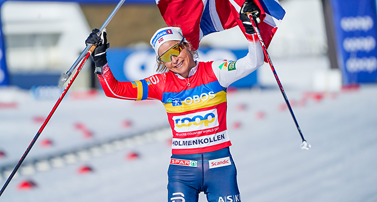 Hon är glad, hon är på väg mot målet, med en norsk flagga.