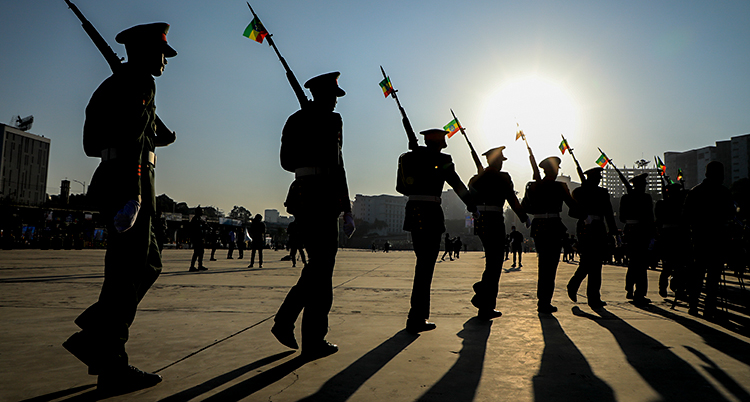 Etiopiska soldater går i en parad. De har gevär på sina axlar.