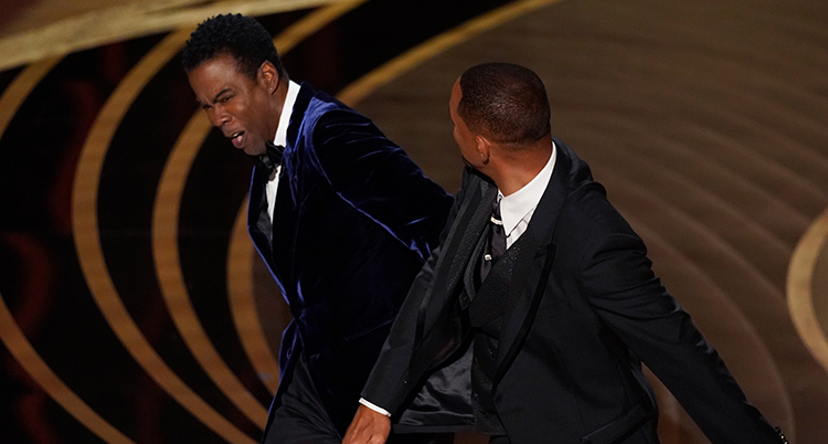 Skådespelaren Will Smith slår komikern Chris Rock i ansiktet under Oscarsgalan.