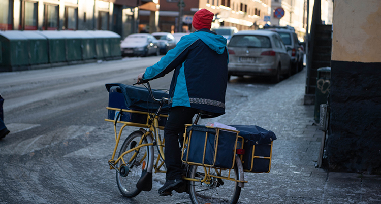 En brevbärare på cykel.