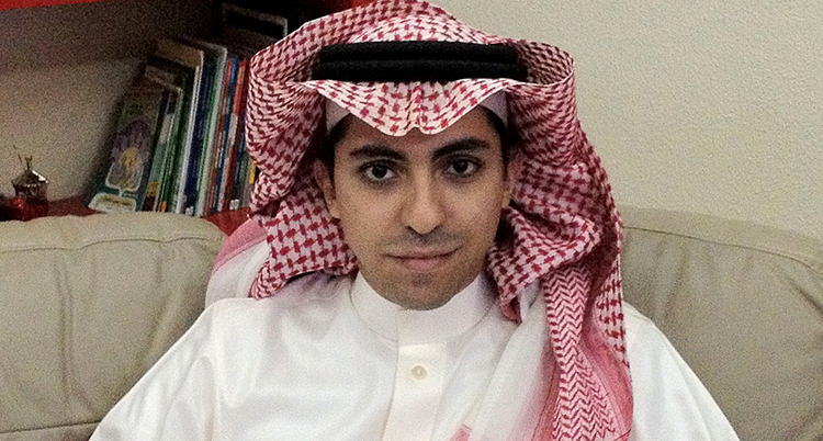 Raif Badawi tittar in i kameran. Han ser ung och glad ut.