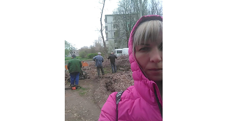 Tatyana Kuzmenko utomhus i rosa täckjacka tittar in i kameran.
