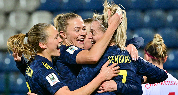 De svenska damerna firar ett mål i fotboll.
