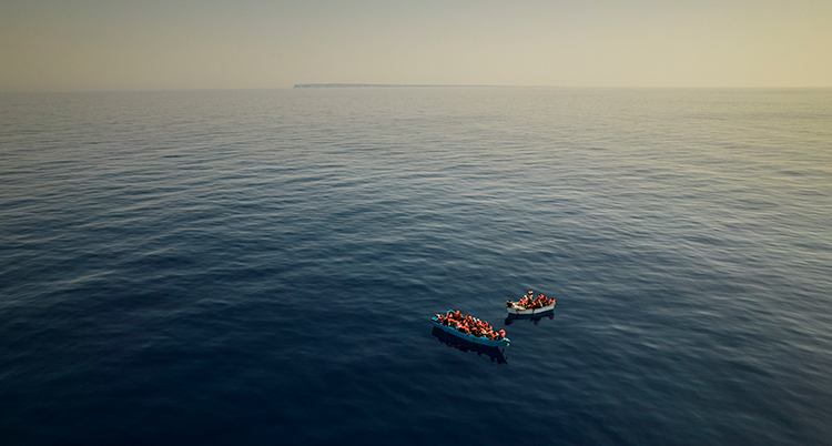 Flyktingar i båtar på medelhavet.