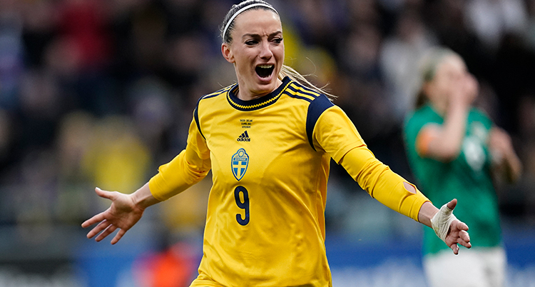 Fotbollsspelaren Kosovare Asllani Sveriges landslag firar ett mål.