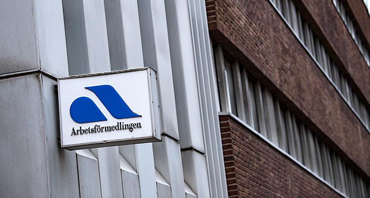 Ett av Arbetsförmedlingens kontor. Bilden är taget utomhus och visar ett hus.