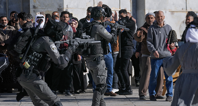 militärer siktar mot en grupp människor utanför en moské i Jerusalem.