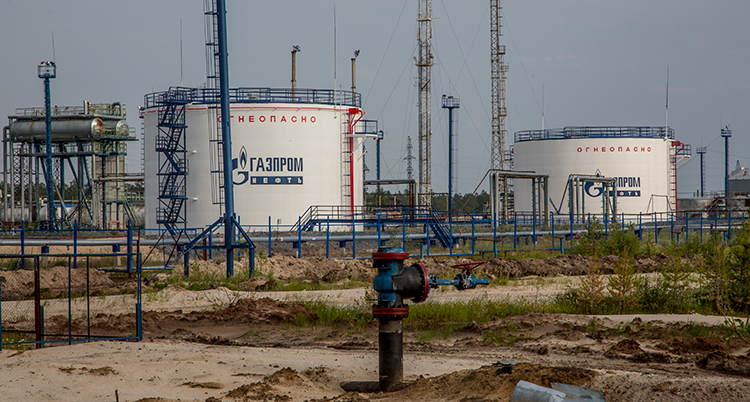 Två stora vita cisterner med gas på en öde plats i Ryssland.