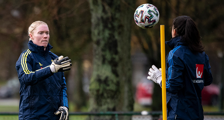 Hedvig Lindahl kastar en boll under en träning till en annan spelare.