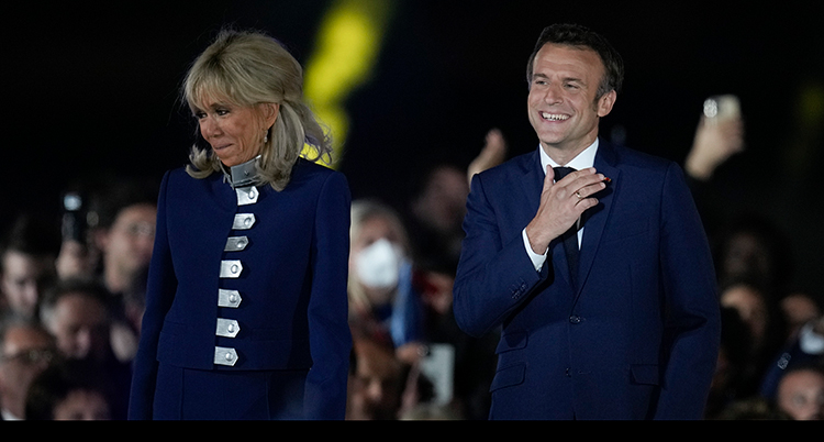 Macron och hans fru Brigitte framför publiken.