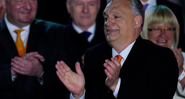 Orban ler och klappar händerna.