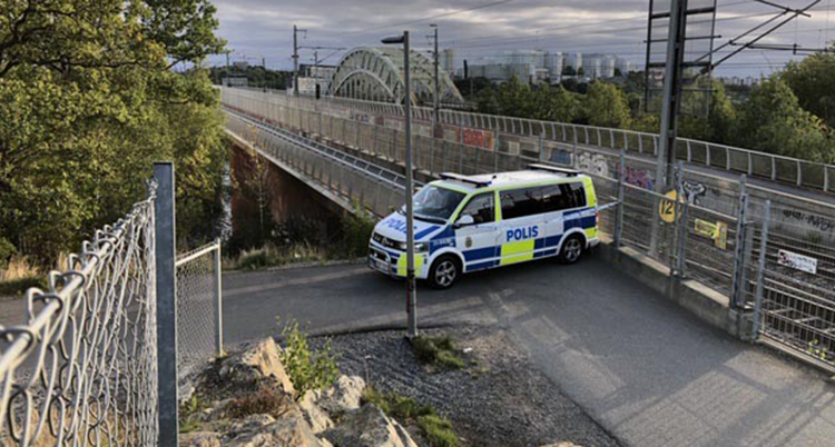 En polisbuss på Årstabron i Stockholm.