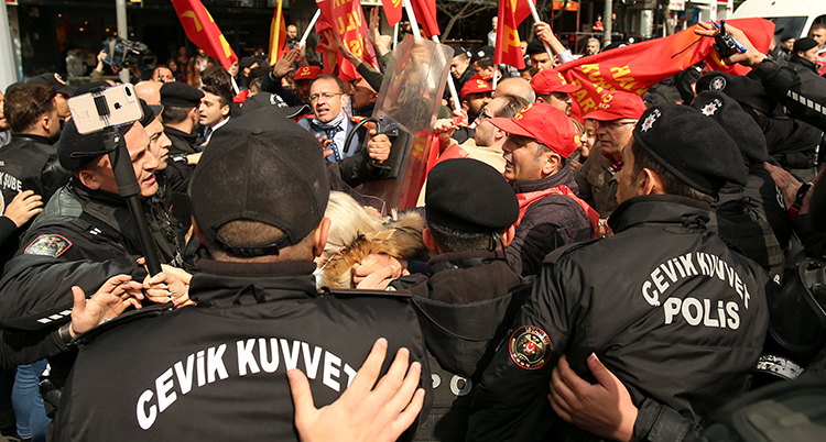 Polis och människor bråkar i Istanbul. Det är demonstrationer.