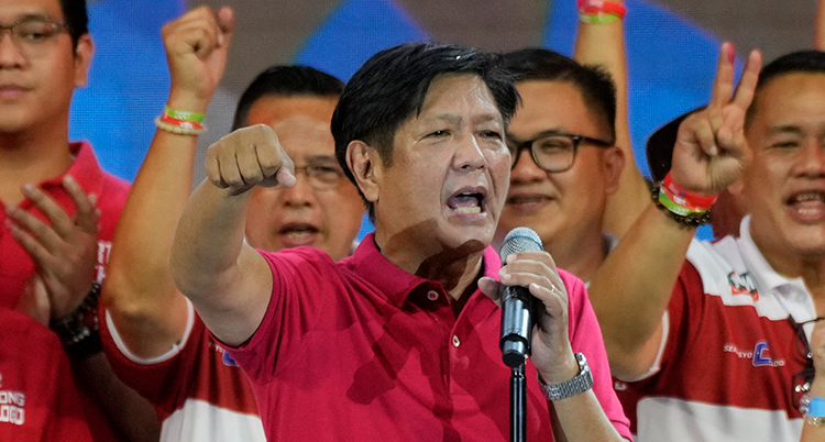 Ferdinand Marcos i röd tröja håller tal.