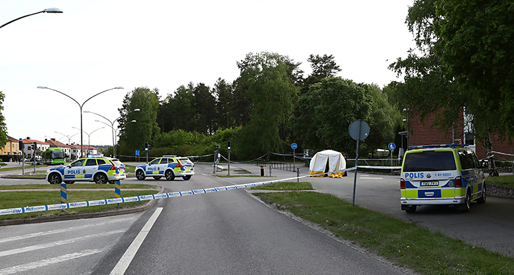 Flera polisbilar står vid en väg i Eskilstuna.