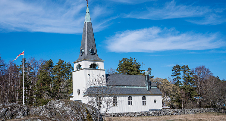 En vit kyrka på landet.