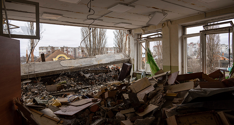En sönderbombad skolsal full av bråte