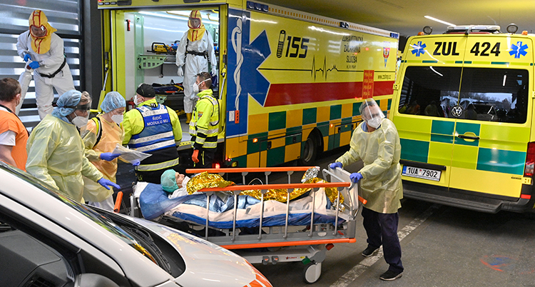 En ambulans med en person i en bår.