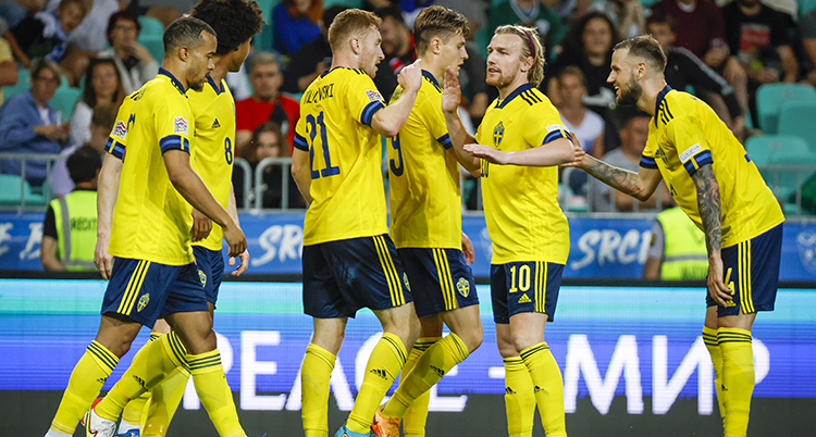 Flera svenska fotbollsspelare i landslagströja.