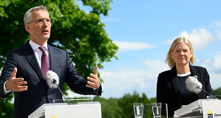 Stoltenberg och Andersson i varsin talarstol.