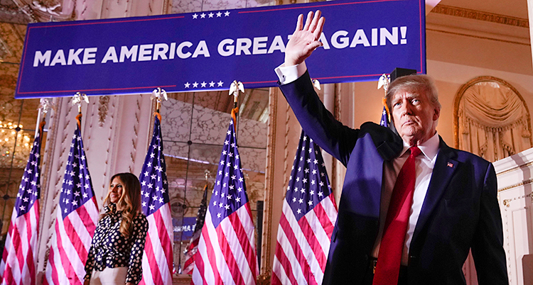 Donald Trump står på en scen och vinkar till publiken.