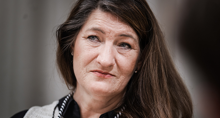 Hon tittar åt vänster, ser allvarlig ut.