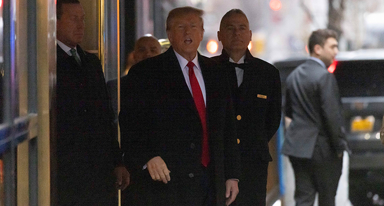 Donald Trump utanför ett hus.