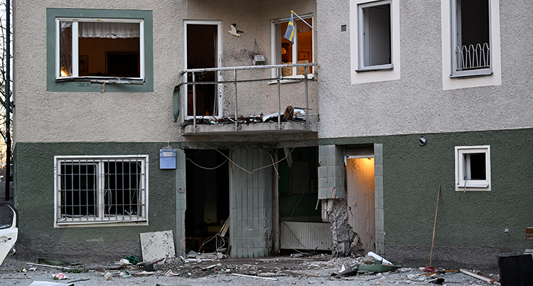 Ett hus med flera lägenheter. Dörrar saknas på huset.