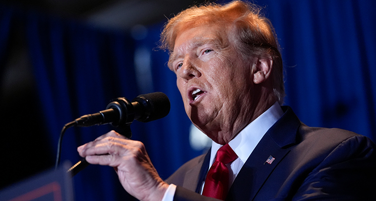 Trump pratar i en mikrofon.